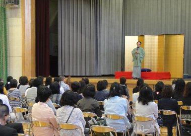 おすすめ人気講師・三遊亭楽春の学校教育関係での落語会・講演会の風景