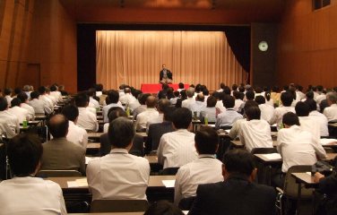 講演会人気講師・三遊亭楽春のモチベーションを高めるコミュニケーション講演会の風景